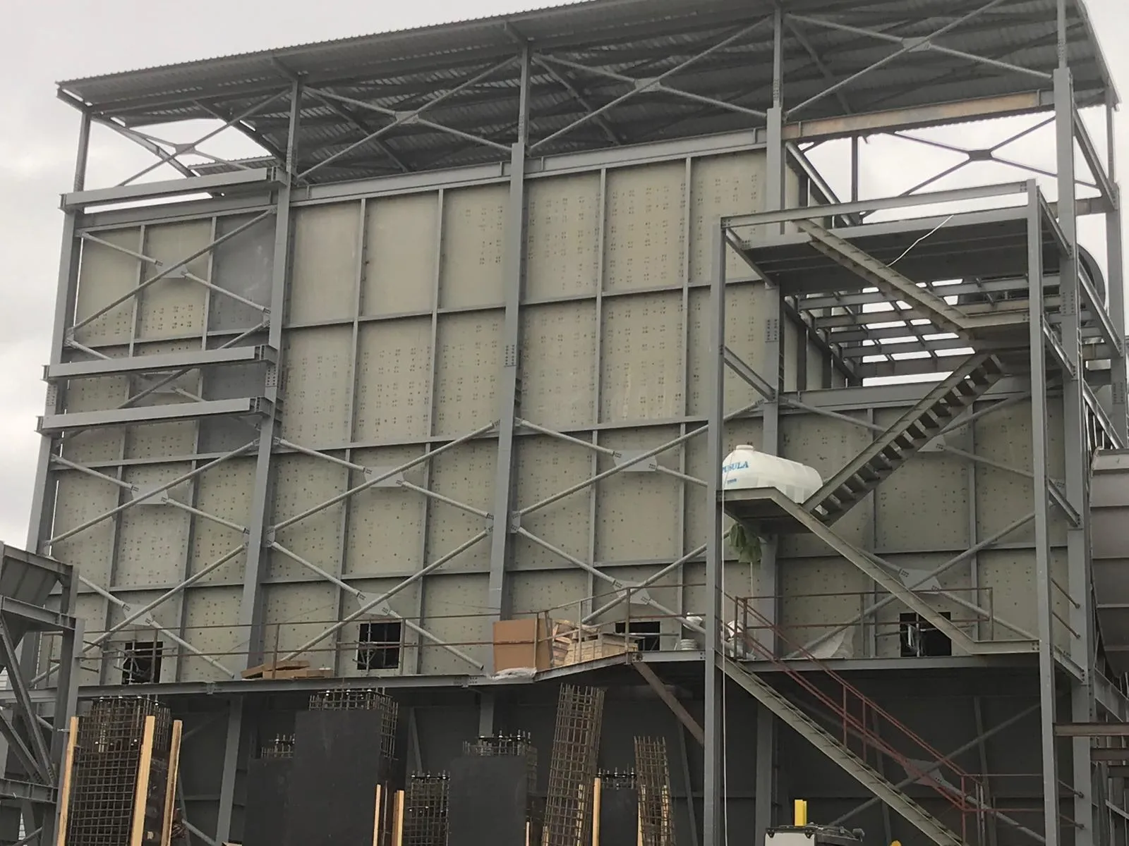 Endüstriyel Toz Tutma Sistemi | Dökümhane Uygulaması Dökümhane ortamında çalışan endüstriyel toz tutma filtresi sistemi